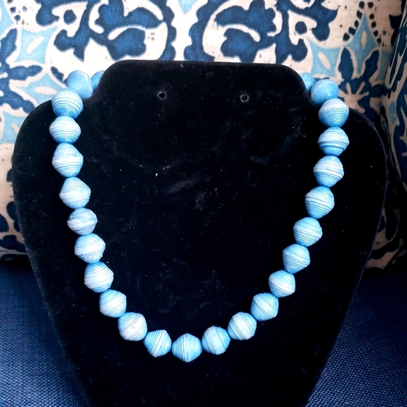 Handmade paper necklace and earrings. - Picture 4 of 6